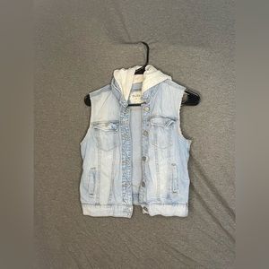 Sleeveless denim jacket.